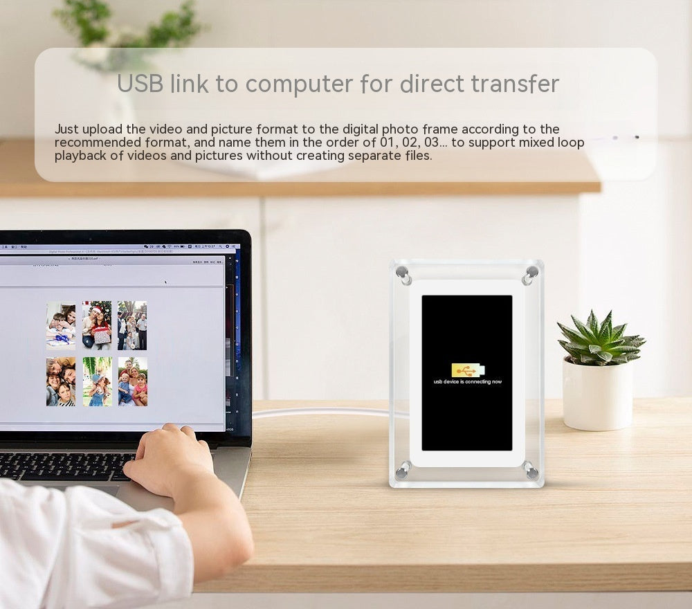 Digital photo frame on a desk with a laptop displaying images, with text about USB link and direct transfer.