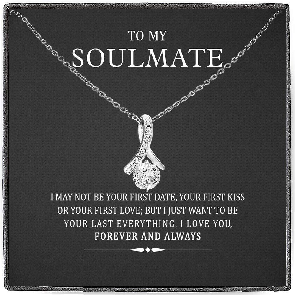 Necklace with pendant on a black card with romantic text, displayed in a box.