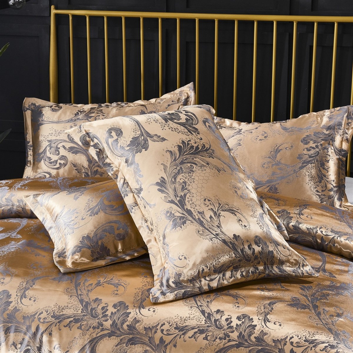 Three - piece bedding set - AmiraMart